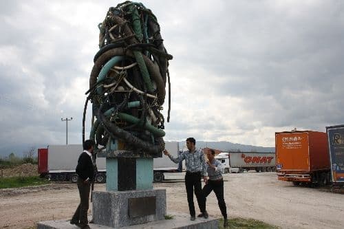 İsrailli sanatçının yaptığı deprem anıtı şimdilerde...