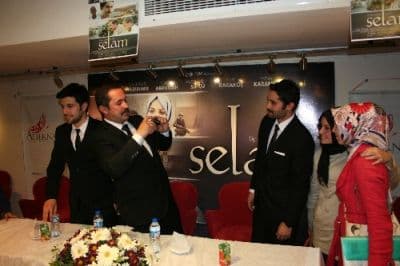 <span style="font-family: arial, helvetica, sans-serif; font-size: small">Filmden &ouml;nce oyuncular seyircilerden gelen soruları cevaplandırdı. Hasan Nihat S&uuml;t&ccedil;&uuml;, filmin kahraman &ouml;ğretmenlerin hayatını anlatması sebebiyle heyecan verici olduğunu s&ouml;yledi. Filmde oynamayı kabul edip Bosna&rsquo;ya gittiği zaman oradaki &ouml;ğretmenlerin yetiştirdikleri &ouml;ğrencileri g&ouml;rd&uuml;ğ&uuml;mde &ccedil;ok heyecanlandığını ifade eden S&uuml;t&ccedil;&uuml; &ldquo;O &ccedil;ocuklar o &ouml;ğretmenlere, o sevdiği insanlara benzemişti. Onlar gibi olmuşlardı. Boşnak ve Sırp &ccedil;ocuklarının T&uuml;rk&ccedil;eleri karşısında ben utandım.&rdquo; dedi.</span>