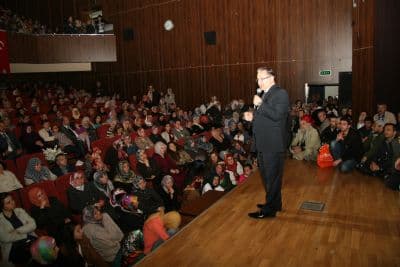 <div><font face="arial, helvetica, sans-serif" size="2">Kendisinin de 1980 Sakarya İmam Hatip Lisesi mezunu olduğunu belirten Karataş, Adapazarı&rsquo;nda olmaktan duyduğu memnuniyeti ifade etti. Peygamberimiz Hz. Muhammed (s.a.s)&rsquo;ın hayatından &ouml;rnekler veren Prof. Dr. Mustafa Karataş, &ldquo;B&ouml;yle bir zatı kelimelerle anlatmak m&uuml;mk&uuml;n değil. Bizim ne haddimize. Onun b&uuml;y&uuml;kl&uuml;ğ&uuml;n&uuml; ancak mahşerde dirildikten sonra g&ouml;receğiz. Biz ne kadar konuşsak ne kadar anlatsak biz peygamberimizi hakkıyla anlatamıyoruz. Y&uuml;z&uuml;nden tebess&uuml;m&uuml; hi&ccedil; eksik etmezdi. Birisi en k&ouml;t&uuml; hareketi dahi yapsa toplum i&ccedil;inde onu rencide etmezdi. Onu g&ouml;renler, ondan &ouml;ncesinde ve sonrasında ondan g&uuml;zel zat g&ouml;rmediklerini s&ouml;ylerlerdi. Biri dışarıdan geldiğinde onu hemen tanırdı. Allah insanlar &ouml;rnek alsın diye onun başına her şeyi getirdi. Bir g&uuml;n cemaate namaz kıldırırken unuttu. Dalmıştı. &Ccedil;&uuml;nk&uuml; o bizim bilmediklerimizi biliyor g&ouml;rmediklerimizi g&ouml;r&uuml;yordu. &Uuml;mmetini d&uuml;ş&uuml;n&uuml;yordu. Biri oradan &lsquo;Ya Resulullah namaz mı kısaldı yoksa sen mi unuttun&rsquo; diye sordu ve eksik kalan namazı hep beraber tamamladılar&rdquo; dedi.</font></div>