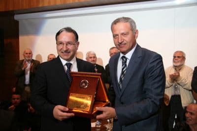 <div><font face="arial, helvetica, sans-serif" size="2">Peygamberimizin kendisi i&ccedil;in değil başkaları i&ccedil;in yaşadığını kaydeden Karataş, &ldquo;Sevgi olmayana sevgi, malı olmayana mal verdi. O hep başkası i&ccedil;in koştu. Oysa biz iftara giderken trafikte kimseye yol vermeyiz iftarı &ouml;nce biz a&ccedil;alım diye&rdquo; d&uuml;ş&uuml;n&uuml;r&uuml;z. Allah Resulu hep olduğu gibi g&ouml;r&uuml;nd&uuml;. İ&ccedil;i dışı aynı. İ&ccedil;inden ne ge&ccedil;iyorsa diline yansıyordu. D&uuml;şmanlarını bile kaş g&ouml;z işareti yapmayan gıybet etmeyen bir insandı. Şimdi insanlara bakıyorsunuz s&ouml;ylediği başka yaşadığı başka. Ben şuradaydım diyor ama yalan s&ouml;yl&uuml;yor. Eşinden boşanmış gib g&ouml;sterip dul maaşı alanlar var. Lafta da &lsquo;devlet milleti hortumluyor&rsquo; derler. Senin yaptığına ne demeli. Seninki de k&uuml;&ccedil;&uuml;k hortum, o kadar hortumluyorsun imkanın olsa fazlasını da yapacaksın. M&uuml;sl&uuml;man insan boynu kesilecek dahi olsa yalan s&ouml;ylemez. Yalan M&uuml;sl&uuml;man&rsquo;da kesinlikle olmaması gereken bir şey. Eşimiz bize g&uuml;venecek, &ccedil;ocuklarımız g&uuml;venecek, komşularımız dostlarımız bize g&uuml;venecek&rdquo; diye konuştu.</font></div>