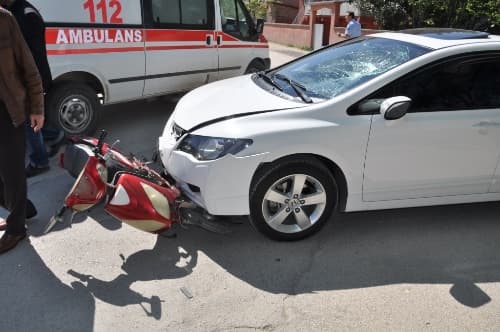 Akyazı'da otomobil motosiklete çarptı