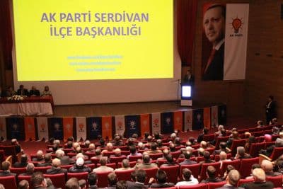 <span style="font-family: arial, helvetica, sans-serif; font-size: small">Danışma Meclisi&rsquo;nin son konuşmasını AK Parti İl Başkanı Recep Uncuoğlu ger&ccedil;ekleştirdi. Muhalefeti hayretle izlediklerini belirten Uncuoğlu, &ldquo;Bizim siyaset anlayışımız sizlerden farklı diyoruz. Siz kameraların &ouml;n&uuml; ile ilgilenirsiniz, biz kameraların arkasında olan milletimizle. Siz bir takım divan ve k&uuml;rs&uuml;ler işgal edip aynı kategoride parti olduğumuzu, aydı sevda ve s&ouml;z hakkı ile alan işgal ettiğinizi iddia etmeyin. &Ccedil;&uuml;nk&uuml; biz aynı değiliz. Biz her zaman s&ouml;yl&uuml;yoruz, siyasete fildişi kulelerden gelmedik. Milletin derdi ile dertlenen, mazlumun ne hissettiğini bilerek bu iktidara geldik. Birinci derdimiz milletimizin hissiyatını anlamak dedik. AK Parti iktidarı ile millet y&ouml;netime el koydu. O y&uuml;zden siz hala bunu hazmedemiyorsunuz&rdquo; ifadelerini kullandı.</span>