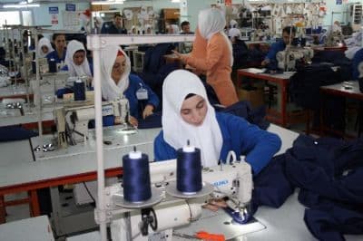 <div><font face="arial, helvetica, sans-serif" size="2">Kaya, toplumun yapıtaşı olan ailenin ve b&uuml;t&uuml;nl&uuml;ğ&uuml;n&uuml;n korunması, aile i&ccedil;inde kadının g&uuml;&ccedil;lendirilmesi ve ailenin gelir seviyesinin artırılması i&ccedil;in kadın istihdamının &ouml;nemli olduğunu vurguladı. Bu kurslar sayesinde artık kadınların iş hayatında tercih edildiğini dile getiren Kaya, &ldquo;&Uuml;retimde &ccedil;alışmak isteyen kadın işsizlerin İŞKUR&rsquo;un uyguladığı kalıcı istihdamı sağlayacak olan bu programlara katılımlarını bekliyoruz.&rdquo; şeklinde konuştu.&nbsp;</font></div>