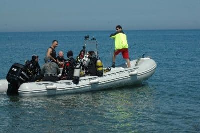 <div><font face="arial, helvetica, sans-serif" size="2">Batık i&ccedil;in yapılan tanıtım &ccedil;alışmaları sonu&ccedil;larını vermeye başladı. Genelde Ege, Akdeniz ve Marmara'yı tercih eden pek &ccedil;ok dalgı&ccedil;, Hitler'in denizaltısını g&ouml;rmeye geliyor. Batığa dalış yapan eğitmen Volkan Demircioğlu, denizaltının sadece T&uuml;rklerin değil Alman dalgı&ccedil;larında ilgisini &ccedil;ektiğini belirtiyor. U-20 dalışı i&ccedil;in taleplerin arttığını kaydeden Demircioğlu, &quot;U-20 yi sabırsızlıkla g&ouml;rmek istiyorlar. &Ccedil;ok yoğun ve &ccedil;ok b&uuml;y&uuml;k bir potansiyel var. Karadeniz dendiğinde akla &ccedil;ok dalış aktivitesi gelmiyor Ama tam tersine Karadeniz inanılmaz bir tarihe ve k&uuml;lt&uuml;rel yapıya sahip. Bunun aynısı su altında da devam ediyor. U-20 dalış turizmi i&ccedil;in &ccedil;ok &ouml;nemli bir hazine. G&uuml;n&uuml;m&uuml;ze kadar hala duran pervaneleri, teleskobu gibi bazı par&ccedil;aları hala yerli yerinde duruyor.&quot; dedi.&nbsp;</font></div><div><font face="arial, helvetica, sans-serif" size="2"><br /></font></div><div><font face="arial, helvetica, sans-serif" size="2">U-20'ye dalış ger&ccedil;ekleştiren Meryem Kara ise Karadeniz'de ilk kez dalış yaptığını ifade ederek; &quot;U-20'yi g&ouml;rme fırsatım oldu. Suyun altında yatan tarihe tanıklık etmek heyecan verici. Kesinlikle her dalıcının g&ouml;rmesi gerekiyor&quot; diye konuştu.&nbsp;</font></div>