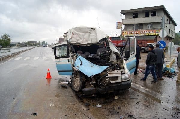 Hendek'te trafik kazası: 1 ölü!