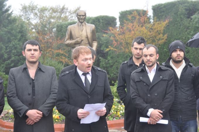 SAÜ'de öğrencilerden bayraklı yürüyüş