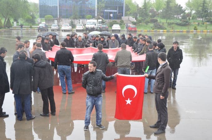 SAÜ'de öğrencilerden bayraklı yürüyüş
