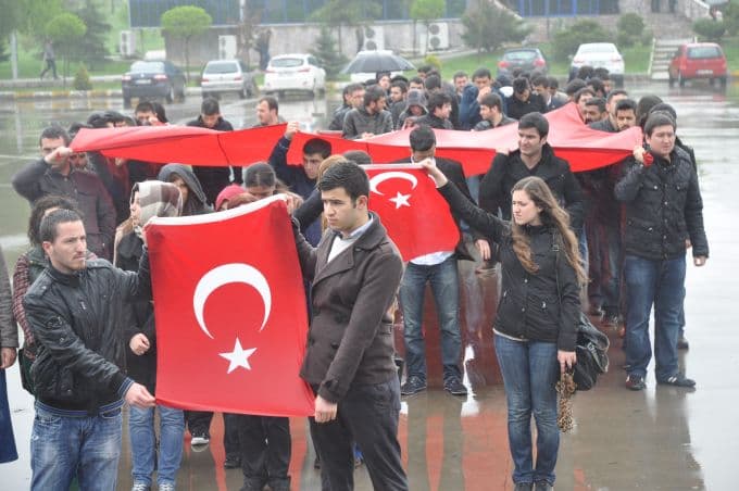 SAÜ'de öğrencilerden bayraklı yürüyüş