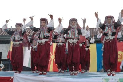 <font face="arial,helvetica,sans-serif" size="2">23 Nisan Salı g&uuml;n&uuml; saat 10.00&rsquo;da Kapalı Spor  Salonunda Bayram Kutlama T&ouml;renleri Katılım ve Halk Dansları G&ouml;sterileri,  saat 11.00&rsquo;da Okullarda ve Serdivan Trafik Parkta Halk Dansları  G&ouml;sterileri, saat 14.00&rsquo;te Serdivan Belediyesi Kongre Merkezinde yine  Halk Dansları G&ouml;sterileri, saat 17.00&rsquo;de Erenler ADA AVM&rsquo;de Resim  Yarışması &Ouml;d&uuml;l T&ouml;reni ve Festival Halk Dansları G&ouml;sterileri, saat  19.30&rsquo;da Kapalı Spor Salonunda Halk Dansları Yarışma ve &Ouml;d&uuml;l T&ouml;reni  G&ouml;sterileri ger&ccedil;ekleştirilecek.<br /><br />24 Nisan &Ccedil;arşamba g&uuml;n&uuml; saat  13.00&rsquo;te Elmas Otel&rsquo;de Sakarya Yemek K&uuml;lt&uuml;r&uuml; Sunumu ve İlmikten Giysiye  &Ouml;rg&uuml; Defilesi, Halk Dansları G&ouml;sterileri, 15.00-19.00 saatleri arasında  Erenler K&uuml;lt&uuml;r Merkezi D&uuml;ğ&uuml;n Salonunda &Ccedil;ocuklar Gala ve Veda Etkinliği  ger&ccedil;ekleştirilecek.<br /><br />Sakarya&rsquo;ya gelecek olan yabancı &uuml;lkelerin  halk oyunları ekipleri ise 25 Nisan Perşembe g&uuml;n&uuml; saat 11.00&rsquo;de AFA  K&uuml;lt&uuml;r Merkezinden d&uuml;zenlenecek t&ouml;renle Sakarya&rsquo;dan uğurlanacaklar.</font>