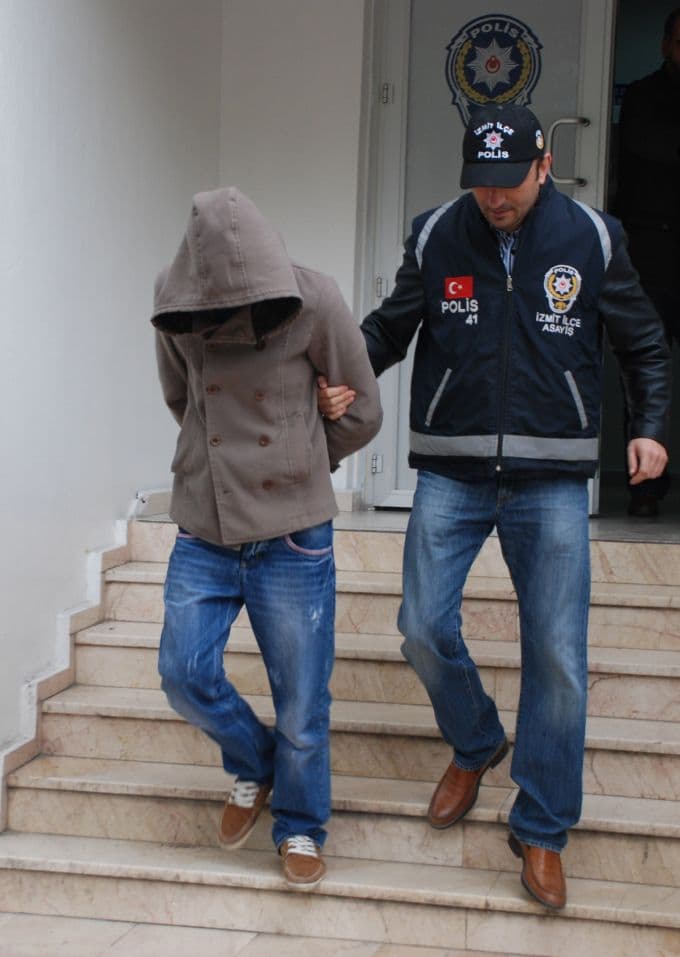Kocaeli'de çaldıkları aküleri Sakarya'da satmışlar