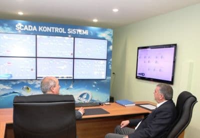 <font face="arial,helvetica,sans-serif" size="2">SCADA Kontrol  Sistemi&rsquo;nin &ccedil;alışma bilgilerini de veren R&uuml;stem Keleş, &ldquo;Anlık olarak  Sapanca G&ouml;l&uuml;&rsquo;n&uuml;n seviyesini kontrol edebiliyoruz. İl&ccedil;elerimizdeki  depolarında kontrol&uuml; sağlanıyor. &Ouml;l&ccedil;&uuml;mlerimizi yapıp suyun değerlerini  g&ouml;rebiliyoruz. SCADA programı tamamen otomatik bir şekilde &ccedil;alışıyor. Bu  sistem i&ccedil;mesuyunun iletiminde bir sorun olursa kaynaklanan sorunun  sebebini de g&ouml;steriyor. Sistem şehrimizin genelinde hizmet verecek  şekilde &ccedil;alışıyor. Bu sistemi kendi altyapımızla oluşturduk. Herhangi  bir sorunda kendimiz sisteme m&uuml;dahale edebiliyoruz. Sapanca G&ouml;l&uuml;&rsquo;nden  aldığımız i&ccedil;mesuyunun her aşaması dijital takip altında. SASKİ olarak  yeni hedefimiz ise SCADA Kontrol Sistemi&rsquo;nin kapasitesini arttırarak,  daha kapsamlı &ccedil;alışmalar ger&ccedil;ekleştirmek. Genişleyerek devam edecek  sistemde, mahalle ve sokak detaylarına kadar takip sağlanacak ve suyun  maliyeti &ccedil;ok daha uygun hale gelecek. Gereksiz eleman istihdamı ve ara&ccedil;  kullanımı ortadan kaldırılmış olacak&rdquo; şeklinde konuştu.<br /><br />Sakarya  B&uuml;y&uuml;kşehir Belediye Başkanı Zeki To&ccedil;oğlu, y&uuml;r&uuml;t&uuml;len &ccedil;alışmaların &ccedil;ok  &ouml;nemli olduğunu belirterek, &quot;İ&ccedil;mesuyunun bu denli takip ediliyor olması  &ccedil;ok &ouml;nemli. SASKİ b&uuml;nyesinde kurulan bu sistemde emeği ge&ccedil;en herkesi  kutluyorum&quot; ifadelerini kullandı.</font>