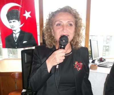 <font face="arial,helvetica,sans-serif" size="2">İl Kadın Kolları Başkanı F&uuml;sun &Ccedil;etin&rsquo;in  konuşmasının ardından İl Başkanı Ecevit Keleş, &ldquo;Kalbimizin sol tarafı  sizde atıyor. CHP&rsquo;nin Sakarya&rsquo;da kalbi varsa onlar da kadınlardır.  Sizler iktidarı kuracaksınız. Her zaman s&ouml;yl&uuml;yorum, erkeklerin &ouml;n&uuml;ne  ge&ccedil;eceksiniz. Bunu inşallah &ouml;n&uuml;m&uuml;zdeki yerel se&ccedil;imlerde başlatacaksınız.  Kadın Kolları dediğimiz zaman, anamızı, bacımızı, kardeşimizi, eşimizi  temsil ediyorsunuz. Evimizin direği, partimizin de kalbi sizsiniz. Bunu  g&ouml;nl&uuml;mden s&ouml;yl&uuml;yorum. &Ouml;n&uuml;m&uuml;zdeki yerel se&ccedil;imlerde de ne kadar kadın  başkan adayımız olduğunu g&ouml;receksiniz&rdquo; ifadelerini kullandı.</font><p><font face="arial,helvetica,sans-serif" size="2">Konuşmaların  ardından MYK &Uuml;yesi Esen Kutluata Kadın Kolları&rsquo;nın uyguladığı &ldquo;7 Ayda 7  B&ouml;lge&rdquo; projesi hakkında bilgi verdi. Esen Kutluata, Kadın Kolları  olarak 7 Ayda 7 B&ouml;lge projesini devam ettirdiklerini belirterek,  projenin son etabının Sakarya&rsquo;da d&uuml;zenleneceğini ifade etti.</font></p>