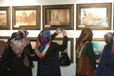 <font face="arial,helvetica,sans-serif" size="2">M&uuml;ft&uuml; Serenli&rsquo;nin  konuşmasının ardından Serginin A&ccedil;ılışı Sakarya Valisi Mustafa B&uuml;y&uuml;k,  Sakarya B&uuml;y&uuml;kşehir Belediye Başkanı Zeki To&ccedil;oğlu ve Sakarya İl M&uuml;ft&uuml;s&uuml;  İlyas Serenli tarafından yapıldı.<br /><br />Sergiyi dikkatle gezen ve  inceleyen protokole fotoğraflar hakkında bilgiler verildi. Yoğun ilgi  g&ouml;ren sergi de bir&ccedil;ok vatandaş her biri arşiv olan fotoğrafları  fotoğraflamaya &ccedil;alıştı. Serginin sonunda Vali B&uuml;y&uuml;k Kutlu Doğum Haftası  nedeniyle a&ccedil;ılan hatıra defterine duygularını yazdı. Sergi 21 Nisan  tarihine kadar Ofis Sanat Merkezi&rsquo;nde vatandaşlara a&ccedil;ık olacak.</font>
