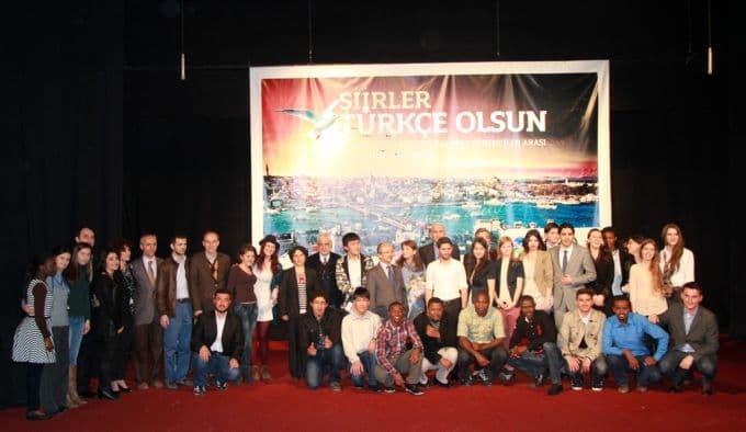 Yabancı öğrenciler Türkçe şiir okuma yarışmasında