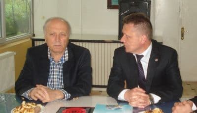 <font face="arial,helvetica,sans-serif" size="2">Kalkan,  &ldquo;Demiryollarındaki devlet tekelinin kaldırılması &ouml;ng&ouml;r&uuml;lmektedir.  &Ouml;zelleştirmenin hız kazanacağı &ouml;ng&ouml;r&uuml;lmektedir. Tasarıya, TCDD  kuruluşlarında &ccedil;alışanları emekliliğe teşvik eden maddeler konulmuştur.  Yapılmak istenenlerle ilgili endişe duymaktayız&rdquo; ifadelerini kullandı.  Kalkan&rsquo;ın ardından iş&ccedil;ileri de dinleyen Milletvekili M&uuml;nir Kutluata,  &ouml;zelleştirmenin AKP d&ouml;neminde farklı boyut kazandığına vurgu yaparak,  &ldquo;Bu y&uuml;zden siz kendinizi asla k&uuml;&ccedil;&uuml;k g&ouml;rmeyin. Sizin demokratik bir  şekilde ortaya koyduğunuz tavır ve eylemler memleketimiz a&ccedil;ısında &ccedil;ok  b&uuml;y&uuml;k &ouml;nem arz etmektedir&rdquo; ifadesini kullandı.<br /></font>