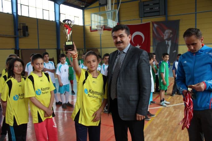 Voleybol turnuvasında kupalar sahiplerini buldu