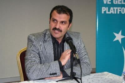 <font face="arial,helvetica,sans-serif" size="2">Devlet Denetleme  Kurulu&rsquo;nun raporunda da &Ouml;zal&rsquo;ın &ouml;l&uuml;m&uuml;n&uuml;n ş&uuml;pheli bulunduğunu dile  getiren G&uuml;rsoy, o rapordaki bazı tespitleri ş&ouml;yle sıraladı: &ldquo;Kriz anında  k&ouml;şk doktoru aranmadı. &Ouml;zel doktoru bilgilendirilmedi. GATA&rsquo;ya gideceği  bilgisi verilmesine ve hazırlıklar yapılmasına rağmen, krizden sonra  ani bir kararla Hacettepe&rsquo;ye sevk edildi. Hastane yetkilileri &ouml;nceden  uyarılmadı. Acilden giriş yapıldı ve yeterli m&uuml;dahale yapılamadı.  &Ouml;zal&rsquo;ın naaşına, doktorlar &lsquo;yapılsın&rsquo; demesine rağmen otopsi yapılmadı.  Yani &ccedil;ok sayıda ş&uuml;phe var&rdquo;<br /><br />&Ouml;zal&rsquo;ın da &ouml;ld&uuml;r&uuml;ld&uuml;ğ&uuml; 1993 yılının  karanlık ve kanlı bir yıl olduğunun altını &ccedil;izen G&uuml;rsoy, konuşmasını  ş&ouml;yle s&uuml;rd&uuml;rd&uuml;: &ldquo; Bu olaylar sebebiyle T&uuml;rkiye&rsquo;yi karanlık bir d&ouml;neme  s&uuml;r&uuml;kleyen 28 Şubat s&uuml;reci başladı. Erzurum&rsquo;da, Erzincan&rsquo;da katliamlar  yaşandı. Uğur Mumcu &ouml;ld&uuml;r&uuml;ld&uuml;. Jandarma Genel Komutanı Eşref Bitlis&rsquo;in  u&ccedil;ağın hen&uuml;z aydınlanamayan nedenlerle d&uuml;şmesi sonucu hayatını kaybetti.  Bing&ouml;l&rsquo;de 33 asker şehit d&uuml;şt&uuml;. Sivas&rsquo;ta Pir Sultan etkinliklerine  katılan Aziz Nesin ve bir grup aydın-sanat&ccedil;ı, kaldıkları Madımak Otel&rsquo;de  yakılmak istendi. 37 kişi &ouml;ld&uuml;. O g&uuml;n şehre bir &ccedil;ok tanımayan kişilerin  olduğu belirtiliyor. Daha bir &ccedil;ok aydınlığa kavuşturulmamış olaylar  yaşandı. 28 Şubat s&uuml;reci hazırlandı&rdquo;<br /><br />G&uuml;rsoy, demokrasinin yeniden  kesintiye uğramaması i&ccedil;in yakıng e&ccedil;mişteki b&uuml;t&uuml;n olayların incelenmesi  ve ilgili kişilerle hesaplaşılması gerektiğini s&ouml;zlerine ekledi. </font>