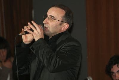<font face="arial,helvetica,sans-serif" size="2">Başkan Dişli ve salonu  dolduranların isteklerini de seslendiren Karaoğlu Kutlu Doğum haftası  gibi &ouml;nemli bir vesile ile Sakarya&rsquo;ya gelmekten b&uuml;y&uuml;k onur duyduğunu  s&ouml;yledi. Seslendirdiği ezgi ve ilahiler arasında Peygamber Efendimizin  ahlakından &ouml;rnekler de veren Karaoğlu, &ldquo;Eğer o olmasaydı biz, Kuran-ı  Kerim&rsquo;i kitabımızı &ouml;ğrenemez ve yaşatamazdık. O b&uuml;t&uuml;n insanlığı  &ouml;zg&uuml;rleşmeye davet etti. Bize haram nedir helal nedir &ouml;ğretti. İzi  izimiz yolu yolumuz olsun. O kutlu Nebi&rsquo;ye binlerce selatu selam olsun&rdquo;  diye konuştu.<br /><br />Konser sonunda ayakta alkışlanan &Ouml;mer Karaoğulu,  &ldquo;Bu &ouml;nemli g&uuml;nde bizi Adapazarlılarla buluşturan Belediye Başkanımız  S&uuml;leyman Dişli&rsquo;ye teşekk&uuml;r ediyorum&rdquo; dedi. Adapazarı Belediye Başkanı  S&uuml;leyman Dişli gecenin anısına &Ouml;mer Karaoğlu&rsquo;na plaket verdi.</font>