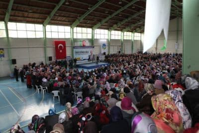 <font face="arial,helvetica,sans-serif" size="2">Geyveli vatandaşlara  yoğun ilgisinden dolayı teşekk&uuml;r eden &Ouml;mer D&ouml;ngeloğlu, Asr-ı Saadette  Kadın ve Aile Hayatı&rsquo;nı anlattığı konuşmasında, &ldquo;Peygamber Efendimizin  de bizler gibi acısı, korkusu, endişesi ve hayali vardır. Peygamber  Efendimizin y&uuml;reği vardır, insandır yani. Yarabbi seninle beraber  kimseye secde etmeyeceğiz. Sana kimseyi ortak koşmayacağız. Allah,  kendine ilah olarak iman etmemizi istedi. Peki, Hz. Muhammed Mustafa&rsquo;ya  nasıl iman etmemizi istedi? İman ederim, şahitlik ederim, b&uuml;t&uuml;n  bedenimle iman ve ilan ederim ki Muhammed bir kuldur, insandır ve  peygamberdir. Allah, kendini bir y&ouml;n&uuml;yle tarif etmiş, Resulullah&rsquo;ı ise  iki y&ouml;n&uuml;yle tarif etmiş. &Ouml;nce insan tarafına inanırız Resulullah&rsquo;ın,  sonra Peygamber tarafına da inanırız. Bizim itikadımızda Allah Resul&uuml;&rsquo;ne  inan&ccedil;; &ouml;nce onun insan oluşuna sonra Peygamber oluşunadır&rdquo; ifadelerini  kullandı.</font>