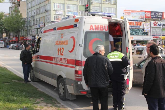 Minübüs banka çarptı, bankta oturan kadın şok geçirdi