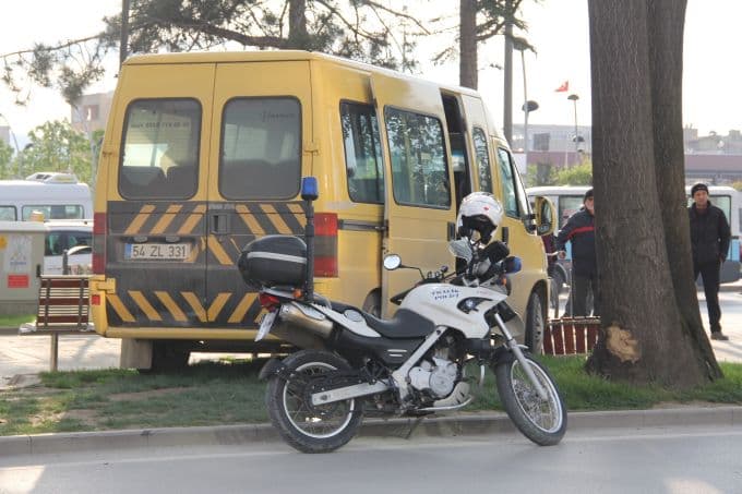 Minübüs banka çarptı, bankta oturan kadın şok geçirdi