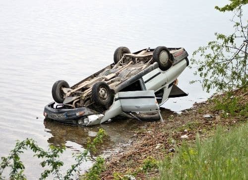 Alkollü sürücü otomobiliyle Sapanca Gölü'ne yuvarlandı