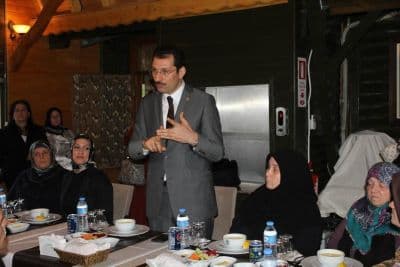 <div><font face="arial, helvetica, sans-serif" size="2">Ali İhsan Yavuz konuşmasına, &ldquo;Vatan topraklarında y&uuml;zyıllardır bir arada yaşadığımız, aynı dili konuşup aynı dine mensup olduğumuz, aynı kıbleye y&ouml;neldiğimiz kardeşlerimizi &ouml;tekileştirmek bize d&ouml;n&uuml;lmez zararlar verdi, bunu yaptırmaya &ccedil;alışanlar ama&ccedil;larına nail olamayacaklardır. Bu s&uuml;re&ccedil;te sizin aklınıza gelebilecek muhtemel şeylerden biri kime ne konuda ne kadar taviz verildiği olabilir. Şunu bilmelisiniz ki, hi&ccedil; kimseye hi&ccedil;bir konuda taviz verilmemiştir, artık kendileri de s&uuml;regelen d&uuml;zenle bir yere varamadıklarının farkına varmıştır. Bu bir s&uuml;re&ccedil;tir ve s&uuml;recin olumlu getirilerini hep birlikte g&ouml;receğiz. Analarımızdan da bu s&uuml;re&ccedil;te dua istiyoruz&rdquo; şeklinde devam etti.</font></div><div><font face="arial, helvetica, sans-serif" size="2"><br /></font></div><div><font face="arial, helvetica, sans-serif" size="2">Şehit yakınları ile ilgili yasal d&uuml;zenlemeler ve kendilerine bağlanan maaşlar hakkında veriler paylaşan Yavuz, ardından şehit aileleri ile bire bir g&ouml;r&uuml;şmeler yaparak &ouml;neri ve g&ouml;r&uuml;şleri alıp, talebi olan ailelerin taleplerini not etti.</font></div>