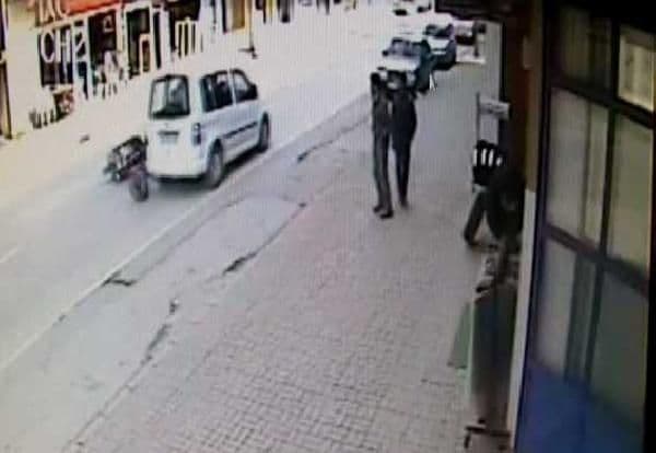 Kazada yaralanan adamı boğazında delik açarak kurtardı
