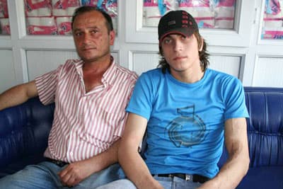 <font face="verdana,geneva" size="2">Kafasına gelebilecek bir darbenin &ouml;l&uuml;m&uuml;ne neden olabileceğini s&ouml;yleyen Fuat, <font color="#ff0000">&quot;Spor yapmam ve g&uuml;neş ışığına &ccedil;ıkmam yasak. Doktorlar zamanla yaralarımın iyileşeceğini s&ouml;ylediler. Az da olsa d&uuml;zelmeler var. Kafatasımdaki boşluğun kapatılması i&ccedil;in platin takılması gerekiyor. Platin takılamadığı i&ccedil;in kafa derimde &ccedil;&ouml;kmeler başladı. Yolda y&uuml;r&uuml;rken başıma saksı d&uuml;şse direk beyinle temas olacak. Yolda y&uuml;r&uuml;rken başıma bir şey d&uuml;şecek diye korkuyorum. Kavgalardan uzak duruyor, s&uuml;rekli kendimi koruyorum. Biriyle tartışsam bile kendimi geri &ccedil;ekmek zorunda kalıyorum. Bu nedenle bir an &ouml;nce tedavi olmak istiyorum.&quot;</font> diye konuştu.</font>