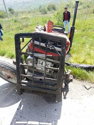 Akyazı'da  traktörle panelvan çarpıştı: 4 yaralı!