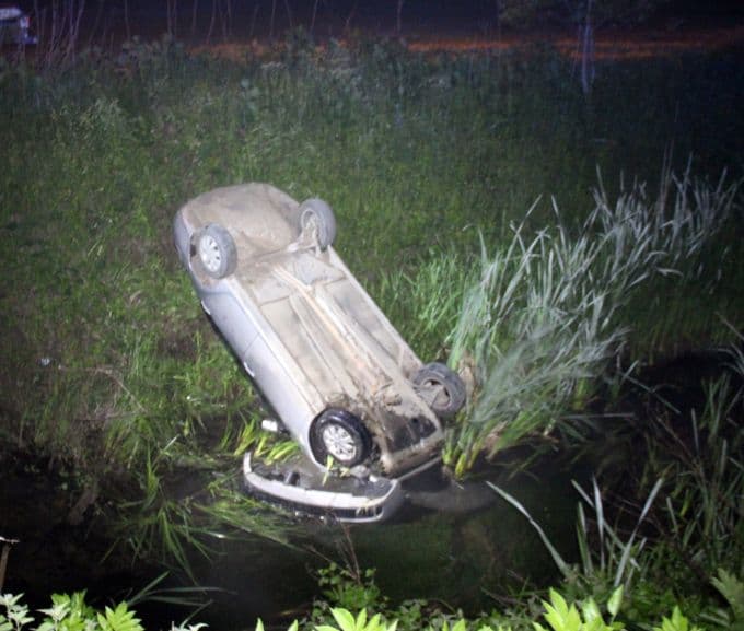 Aşırı hız sonucu otombille dereye uçtular