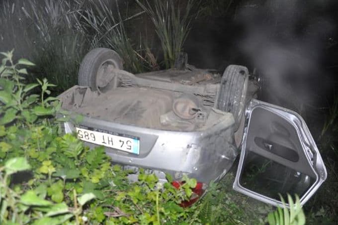 Aşırı hız sonucu otombille dereye uçtular
