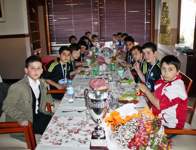 Sapanca İlköğretim Okulu Futbol Takımı'na yemek verildi