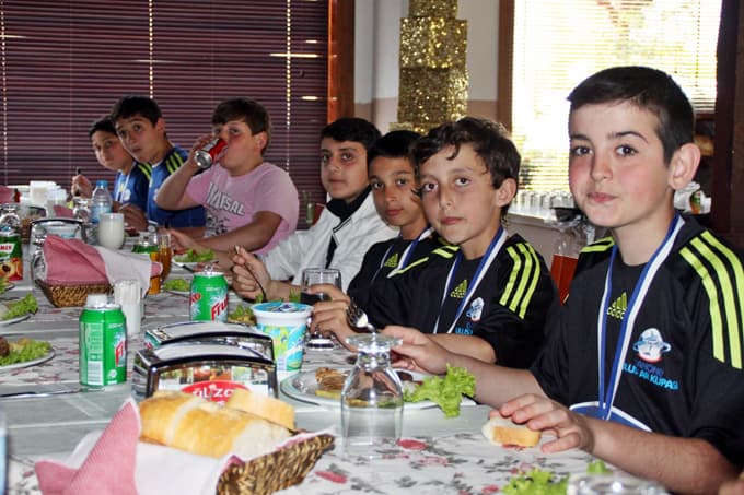 Sapanca İlköğretim Okulu Futbol Takımı'na yemek verildi
