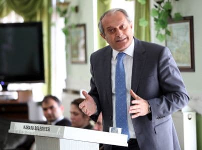 <div><font face="arial, helvetica, sans-serif" size="2">Sertifika programı hakkında bilgi veren SESOB Başkanı Hasan Alişan, &ldquo;Karasu&rsquo;da bulunan gıda ve gıda &uuml;r&uuml;nleri ile teması olan işletmelere 56 saatlik mesleki eğitim verildi. Bu eğitimlerin sonucunda sınav yaparak, kanunun verdiği y&ouml;netmelikler &ccedil;er&ccedil;evesinde işlemlerini tamamladılar. Bu arkadaşlarımızın amacı hizmet ettiği t&uuml;ketici kesime kaliteli ve g&uuml;n&uuml;n sağlık koşulları altında hizmet sunmaktır. Bu programa katılan işletme sahiplerine &ccedil;ok teşekk&uuml;r ediyorum&rdquo; diye konuştu. Karasu Belediye Başkanı Mehmet İspiroğlu ise, &ldquo; Katılımın y&uuml;ksek olmasından b&uuml;y&uuml;k mutluluk duydum. Programa katılan b&uuml;t&uuml;n işletme sahiplerine teşekk&uuml;r ediyorum. İnşallah bu sertifika iş hayatınızda sizlerin &ouml;n&uuml;n&uuml; a&ccedil;ar&rdquo; şeklinde konuştu.</font></div>