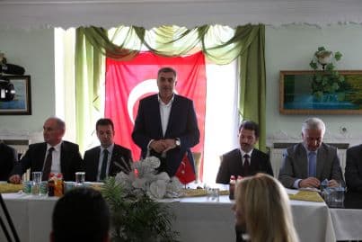 <span style="font-family: arial, helvetica, sans-serif; font-size: small">2014 yılında y&uuml;r&uuml;rl&uuml;ğe girecek B&uuml;y&uuml;kşehir Yasası ile ilgili de konuşan Başkan To&ccedil;oğlu, &ldquo;Karasu&rsquo;nun geleceği aydınlık. Yeni Yasa ile belediyeler olarak sizlere daha fazla hizmet getirerek daha da yakınınızda olacağız. Hizmetler tek elde toplanacak, kaynaklar israf edilmeyecek, istişare ederek, ortak akılla daha da yaygın ve kaliteli hizmetleri vatandaşlarımıza g&ouml;t&uuml;receğiz. Sertifika programına katılanları tebrik ediyorum. İşlerinde kolaylıklar diliyorum&rdquo; ifadelerini kullandı.</span>