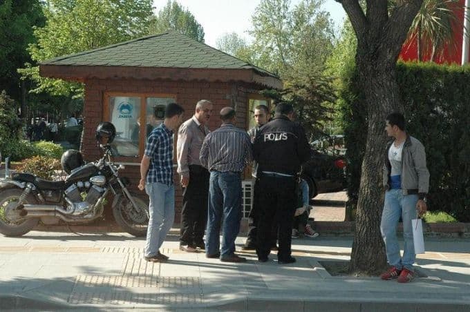 Önce kaza yaptıklar, sonra birbirlerine girdiler