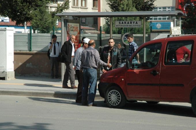 Önce kaza yaptıklar, sonra birbirlerine girdiler