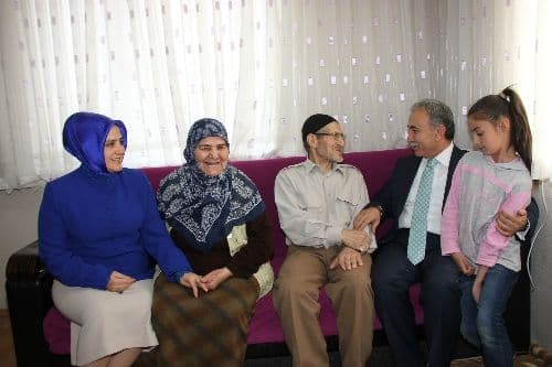 Eşlerinin yaptığı keklerle komşularına çaya gittiler