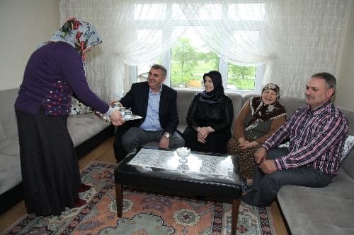 Eşlerinin yaptığı keklerle komşularına çaya gittiler