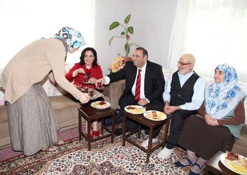 Eşlerinin yaptığı keklerle komşularına çaya gittiler