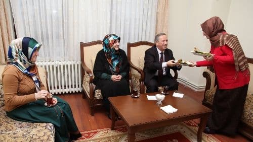 Eşlerinin yaptığı keklerle komşularına çaya gittiler