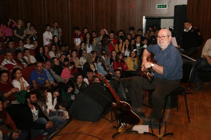Bülent Ortaçgil, Adapazarı'nda hayranlarıyla buluştu