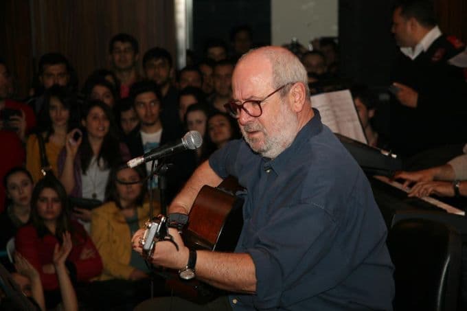 Bülent Ortaçgil, Adapazarı'nda hayranlarıyla buluştu