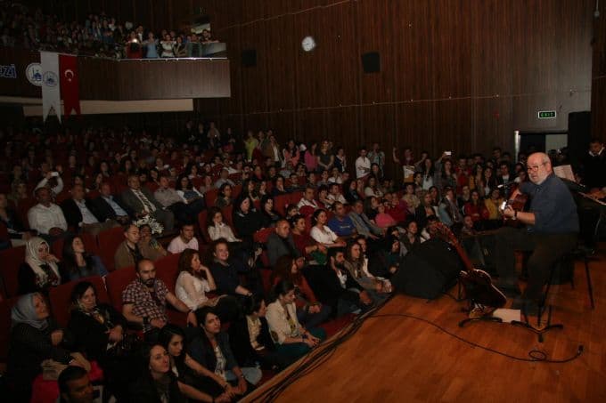 Bülent Ortaçgil, Adapazarı'nda hayranlarıyla buluştu
