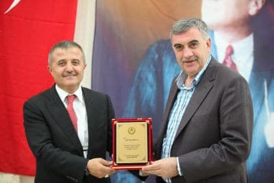 <div><font face="arial, helvetica, sans-serif" size="2">T&uuml;rkiye&rsquo;nin &ouml;n&uuml;ndeki &ouml;nemli s&uuml;re&ccedil;leri de değerlendiren B&uuml;y&uuml;kşehir Belediye Başkanı Zeki To&ccedil;oğlu, 2014 yılından itibaren B&uuml;y&uuml;kşehir&rsquo;in g&uuml;&ccedil;l&uuml; hizmet elinin şehrin her k&ouml;şesine ulaşacağını belirtti. Vatandaşa hizmet etme konusunda AK Parti siyaset anlayışı ile kimsenin yarışamayacağını belirten Başkan To&ccedil;oğlu, &ldquo;Vatanperverlik kelimesinin arkasına sığınarak saldırıya ge&ccedil;enlere bir &ouml;rnek vermek istiyorum: Sağlık Bakanlığı&rsquo;nın &ccedil;ıkardığı bir broş&uuml;rde iki tane resim var. Birinde yıl 1998 yer Mardin. Ambulans katırlar. Hastalar 98 yılında ambulans katırlarla taşınıyormuş. Yanındaki resimde ise yıl 2010, yine Mardin. Yanan ikizler i&ccedil;in ambulans u&ccedil;ak. Hasta vatandaşını ambulans katırlarla taşıyanlar vatanperver, ambulans u&ccedil;aklarla taşıyanlar ise vatan sevmez. Takdiri size bırakıyorum&rdquo; ifadelerini kullandı.</font></div><div><font face="arial, helvetica, sans-serif" size="2"><br /></font></div><div><br /></div>