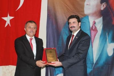 <div><font face="arial, helvetica, sans-serif" size="2">TBMM İnsan Hakları İnceleme Komisyonu Başkanı ve AK Parti Sakarya Milletvekili Ayhan Sefer &Uuml;st&uuml;n ise, &ldquo;Ferizli i&ccedil;in &ccedil;alışan, değerli belediye başkanımız Ahmet Soğuk ve ekibine teşekk&uuml;r ediyorum. Ferizli her şeyi ile kendi kendine yeten bir il&ccedil;e oldu. Ferizli g&ouml;&ccedil; veren değil g&ouml;&ccedil; alan bir il&ccedil;e olacak. Bundan sonra Sarıahmetli&rsquo;den, Bakırlı&rsquo;dan kalkan bir gencimiz kurulacak organize sanayi b&ouml;lgesinde &ccedil;alışma imkanı bulacak. Her şey hazır. İnşallah bu yılın sonuna varmadan Ferizli Organize Sanayi B&ouml;lgesi&rsquo;nin temelini atacağız&rdquo; şeklinde konuştu.</font></div>