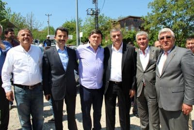 <div><font face="arial, helvetica, sans-serif" size="2">K&uuml;rs&uuml;ye &ccedil;ıkarak bir selamlama konuşması ger&ccedil;ekleştiren Kocaali Belediye Başkanı Ahmet Acar, &quot;Peygamber Efendimizin doğum yıld&ouml;n&uuml;m&uuml;nde Kocaali il&ccedil;emizin Koğukpelit K&ouml;y&uuml;m&uuml;zde g&ouml;n&uuml;lleri coşturan bu g&uuml;zel organizasyonda emeği ge&ccedil;enleri tebrik ediyorum. 70 km uzaklıktan gelerek yoğun programlarının arasında bizlerle buluşan Sakarya B&uuml;y&uuml;kşehir Belediye Başkanımız Sayın Zeki To&ccedil;oğlu'na da Kocaalililer adına &ccedil;ok teşekk&uuml;r ediyorum. Kocaali'nin her k&ouml;y&uuml;nden hemşerilerimizi g&ouml;rmenin mutluluğuyla sizlere sesleniyorum. Diyanet İşleri Başkanlığımızın Kutlu Doğum Etkinlikleri ana teması bu yıl İnsanlık Onuru. Bu mesajla &uuml;lkemizin her yerinde kutlanan Efendimizin doğum yıld&ouml;n&uuml;m&uuml; inşallah t&uuml;m insanlarımızın yaşamaktan mutlu olduğu, huzur bulduğu yeni bir T&uuml;rkiye'nin inşasında bizlere kuvvet verecektir&quot; diye konuştu.</font></div>