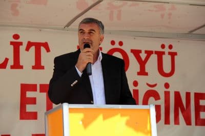 <span style="font-family: arial, helvetica, sans-serif; font-size: small">Başkan To&ccedil;oğlu s&ouml;zlerini ş&ouml;yle tamamladı, &quot;Hep d&uuml;ş&uuml;n&uuml;r, her yerde ifade ederim. Bizler Allah'ın hak dinine inanan insanlarız. Hak dine inanmayanların &uuml;lkelerinde yıkıcı depremler yaşandığında &ccedil;ok az can kaybı yaşanırken bizim coğrafyalarımızda bir deprem olduğunda binlerce insanın hayatını kaybetmesi, b&uuml;y&uuml;k zarar g&ouml;rmesi ne b&uuml;y&uuml;k bir yanlışlıktır. Anma programlarında almamız gerekenleri bizler aslında almıyoruz. En basitinden &ouml;rneklersek eğer binalarımızı sağlam yapmıyoruz. Kurallara uygun hareket etmiyoruz. Yıkıcı bir olay yaşandığında 'Allah'tan geldi' diyerek kendimize mazeret buluyoruz. Ben bu programlarda Peygamber Efendimizin g&uuml;zel ahlakı ve onurunu &ouml;rnek almamız gerektiğini tekrar hatırlatıyor, kutlu doğum programında emeği ge&ccedil;en t&uuml;m dostları tebrik ediyorum. Burada olmaktan &ccedil;ok mutlu oldum. Peygamber Efendimizin hayatını &ouml;rnek alarak yaşamayı Rabbim hepimize nasip eylesin&quot; ifadelerini kullandı.</span>