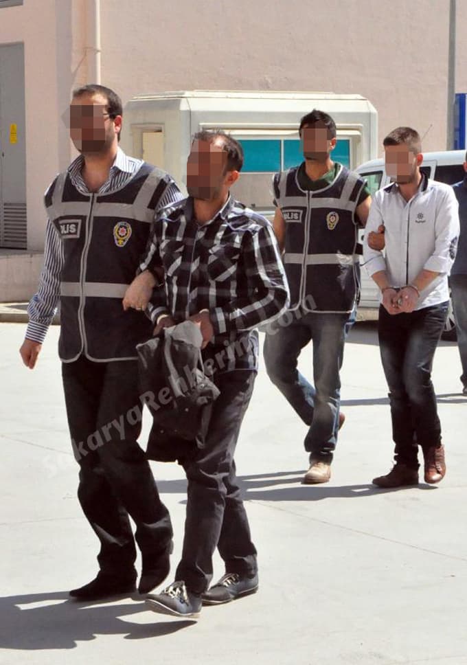Müşteri olarak gittikleri bayilerde telefon çaldılar